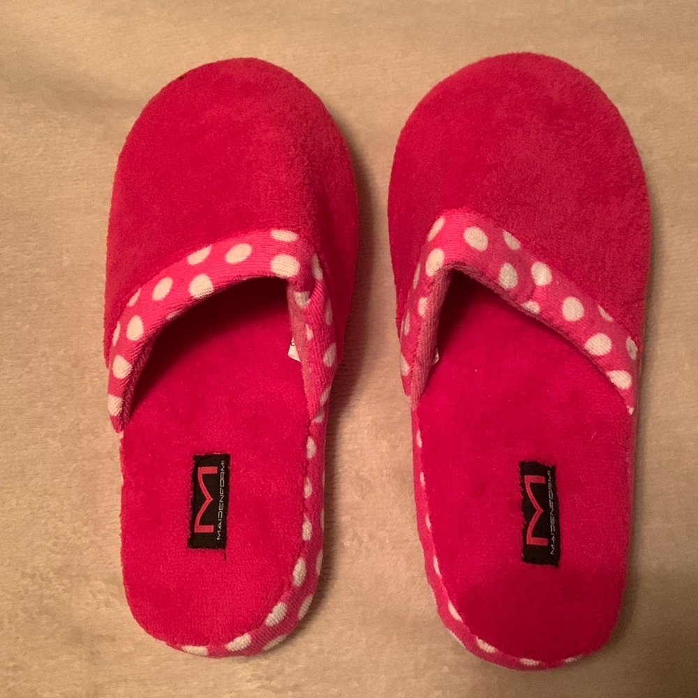NWOT Maidenform Bedroom Slippers, dark pink and white